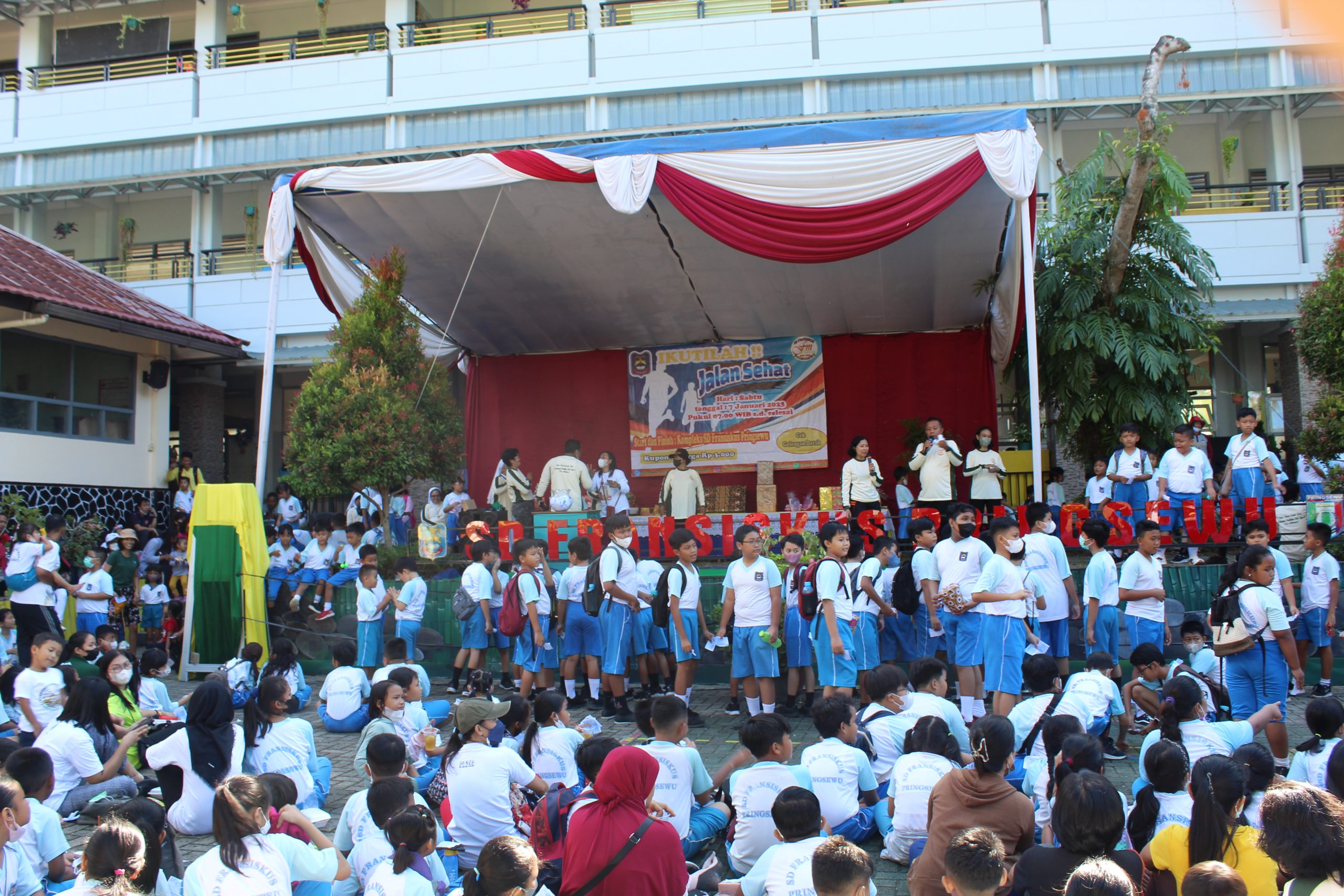 Kemeriahan rangkaian Yubileum SD Fransiskus Pringsewu, ribuan peserta ikuti jalan sehat dan cek golongan darah.
