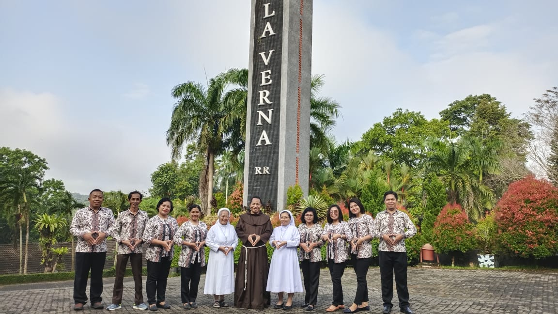 Retret Guru Masa Kerja Sembilan Tahun SD Fransiskus Pringsewu.