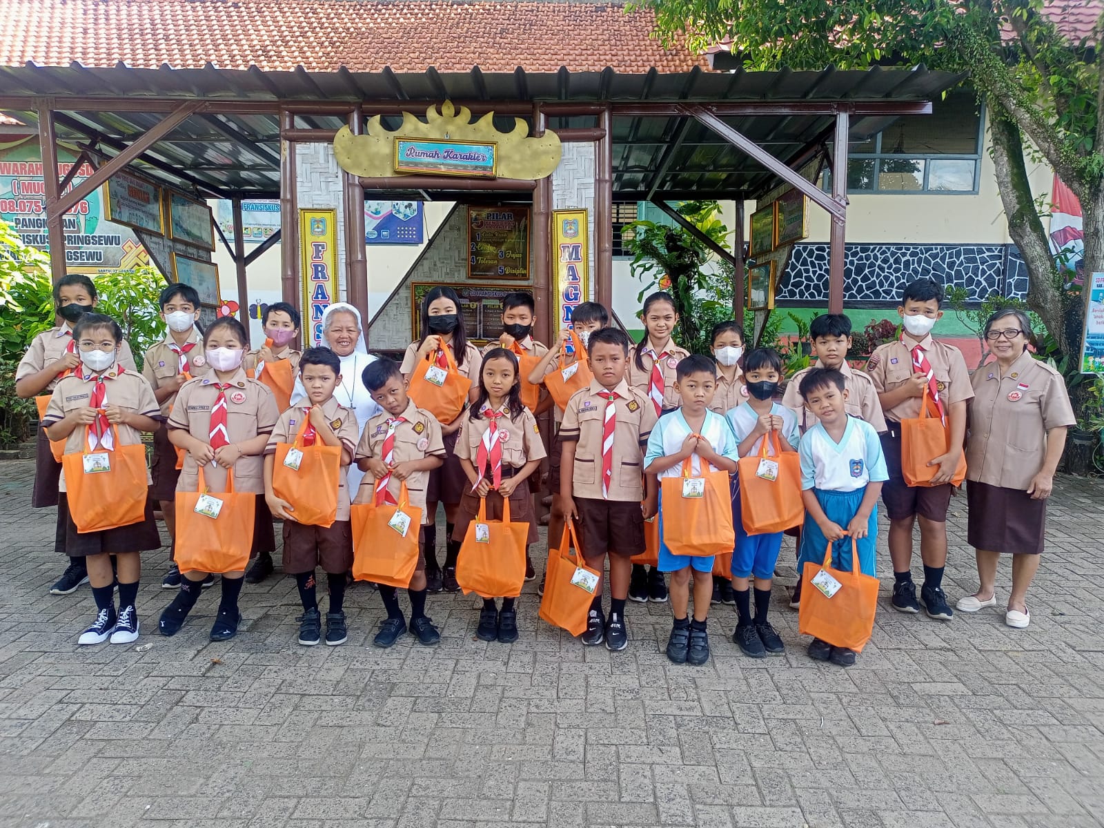 Pembagian Bingkisan Idul Fitri Untuk Peserta Didik Di SD Fransiskus Pringsewu