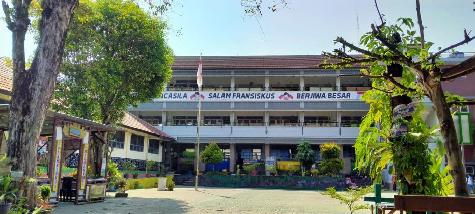 SD FRANSISKUS PRINGSEWU MENYONGSONG PERAYAAN SATU ABAD