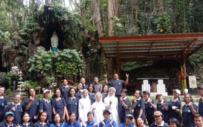 Menapaki Jalan Salib Bersama Guru dan Karyawan TK/SD Fransiskus Pringsewu di Padang Bulan