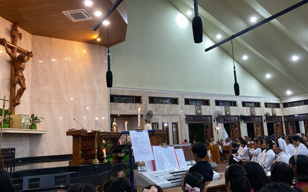 Gema Pujian SD Fransiskus Pringsewu di Gereja Santo Yusup Pringsewu